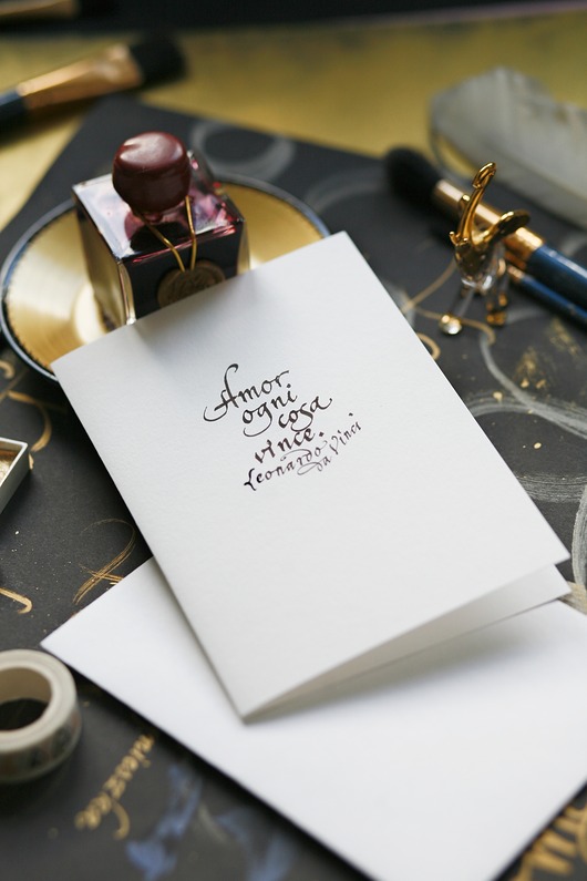 zaproszenia i kartki na ślub Kartka ślubna kaligrafowana atramentem Amor ogni cosa vince Leonardo da Vinci