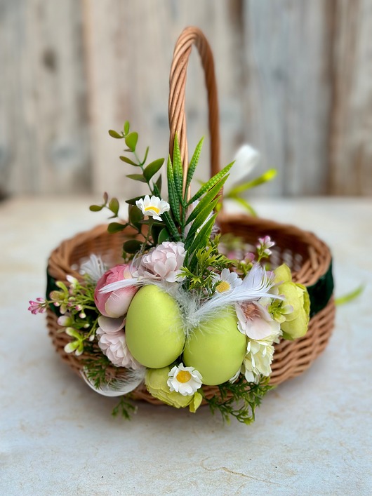 koszyki wielkanocne Wielkanocny koszyczek na święconkę, koszyczek z dekoracją