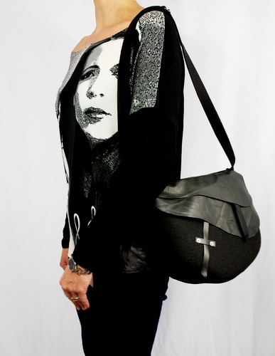 Must horse black- average ART INDYWIDUALITY