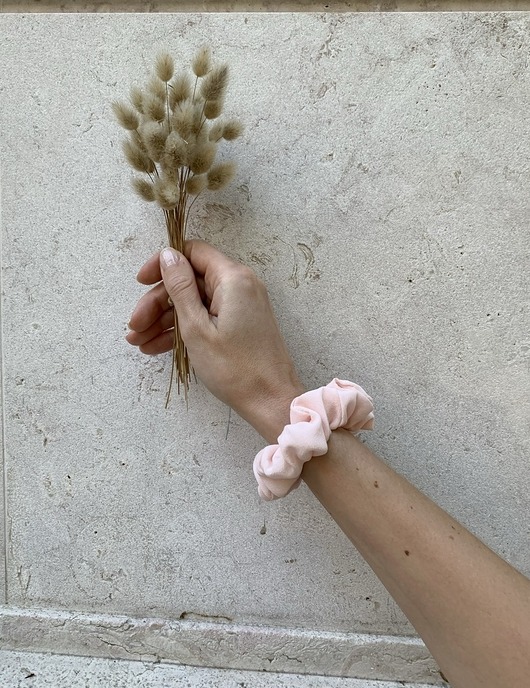 gumki do włosów Jedwabna różowa  gumka do włosów Pink Rose w wersji medium - 9 cm średnicy