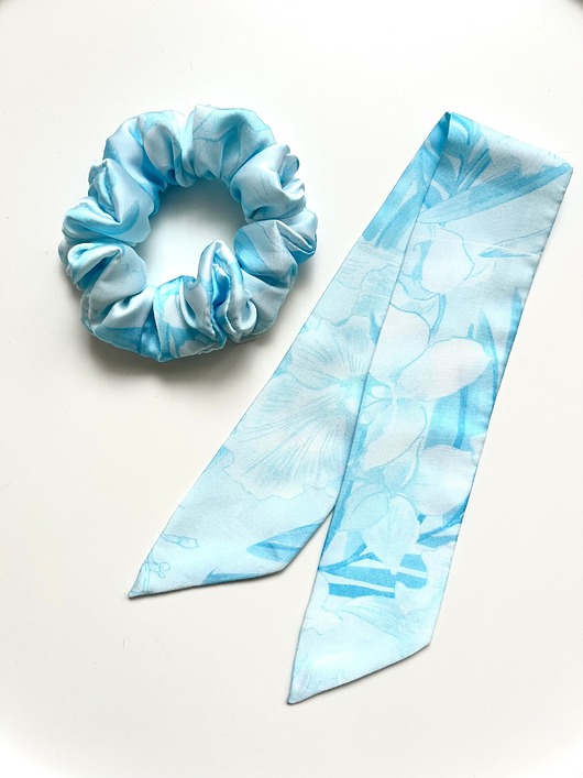 gumki do włosów Scrunchie Blue Flores - dostępna w wersji z odwiązywaną szarfą