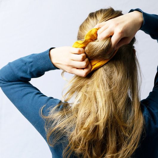 Lniana gumka do włosów /scrunchie/ musztardowa Lensen