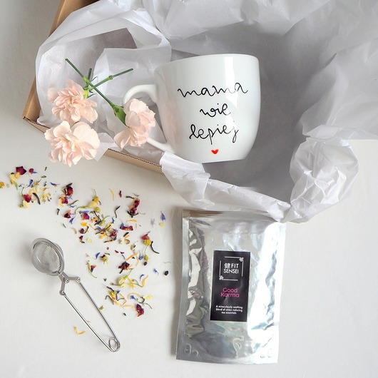 Zestaw z herbatą i zaparzaczem MAMA WIE LEPIEJ my mug company