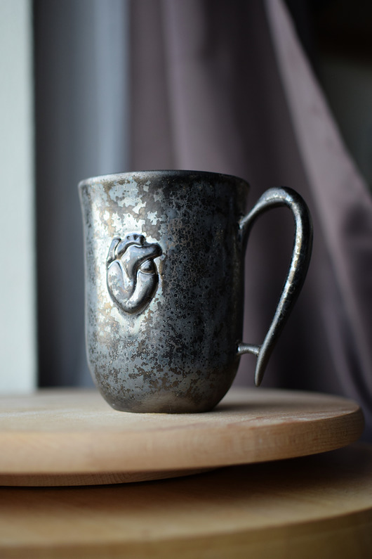 kubki Duży Kubek Ceramiczny 500ml Serce Anatomiczne Ciemne Złoto & Srebro