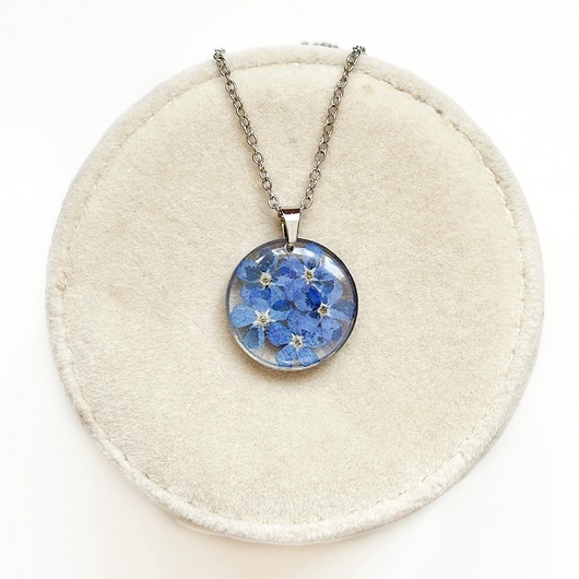 naszyjniki - inne Naszyjnik z niezapominajkami, biżuteria z żywicy