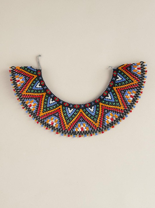 kolie Naszyjnik koralikowy boho z etnicznym wzorem i frędzlami czarny