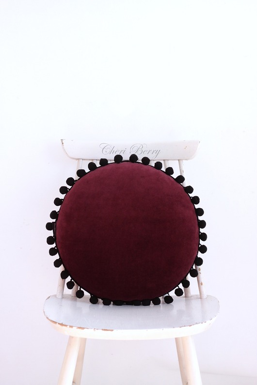 poduszki gładkie Poduszka welur okrągła z pomponami vintage bordowa