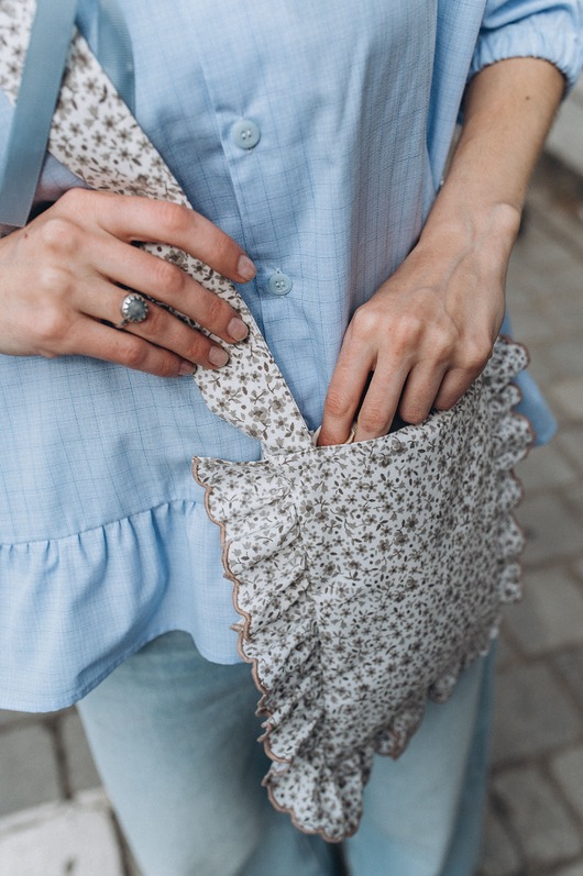 torebki mini Torebka crossbody upcykling biała w kwiaty