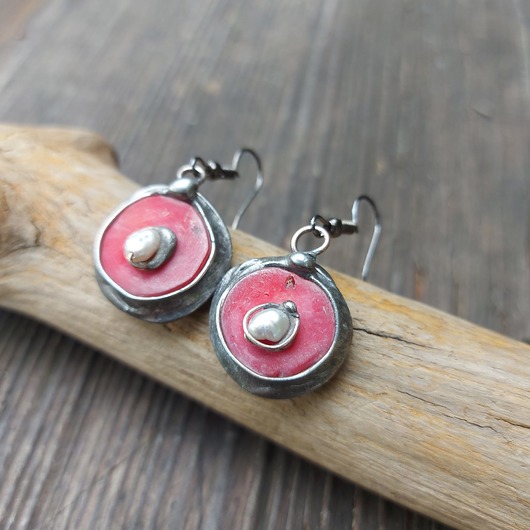 kolczyki wire wrapping Kolczyki miedziane z koralem i perłą