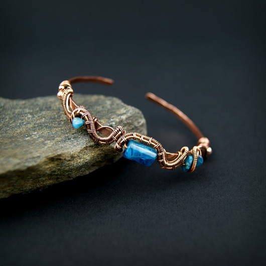 bransoletki wire wrapping Miedziana bransoleta mankietowa z apatytem