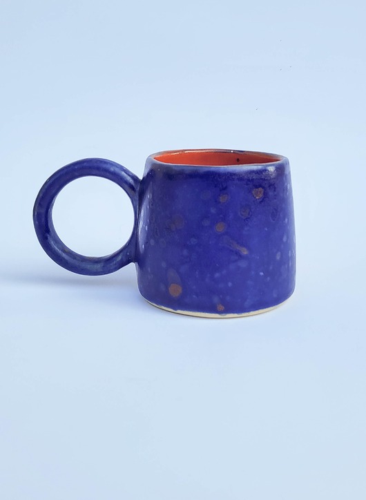 kubki Ceramiczny kubek z okrągłym uszkiem