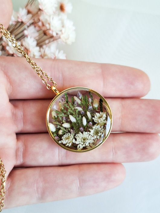 wisiory Wisiorek z żywicy z suszonymi kwiatami