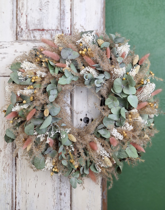 wianki Szept natury - wianek z suszonych kwiatów i traw. Eukaliptus. Różowy