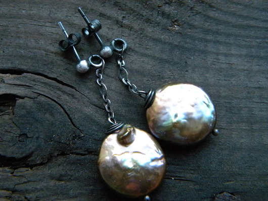 kolczyki wire wrapping zielona perła na sztyfcie - płaska