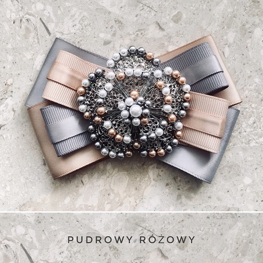 Brosza ażurowa zz perłami Pudrowy Różowy