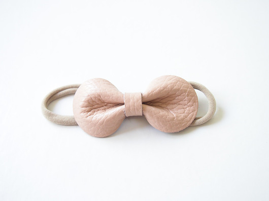 LEATHER BOW BABY Opaska do włosów PUDROWY ROŻ Momilio