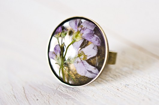Pierścionek z żywicy z różowym kwiatkiem So Jewelry