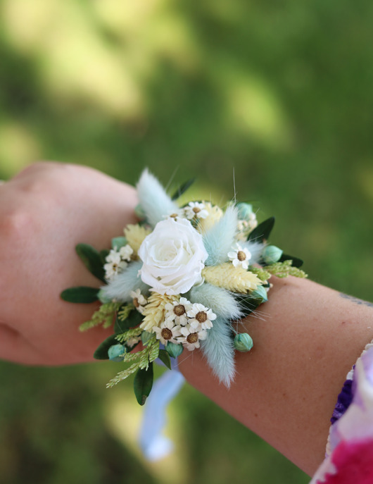 dodatki ślubne Korsarz na rękę z suszonych kwiatów i z wieczną różą