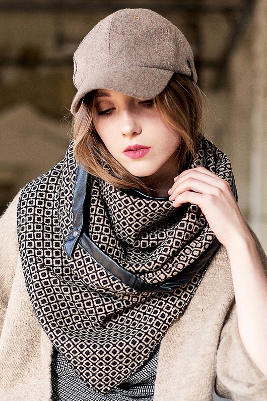 Chusta Tkana w Kratkę Komin Czarny Beżowy CHANEL CADOaccessories