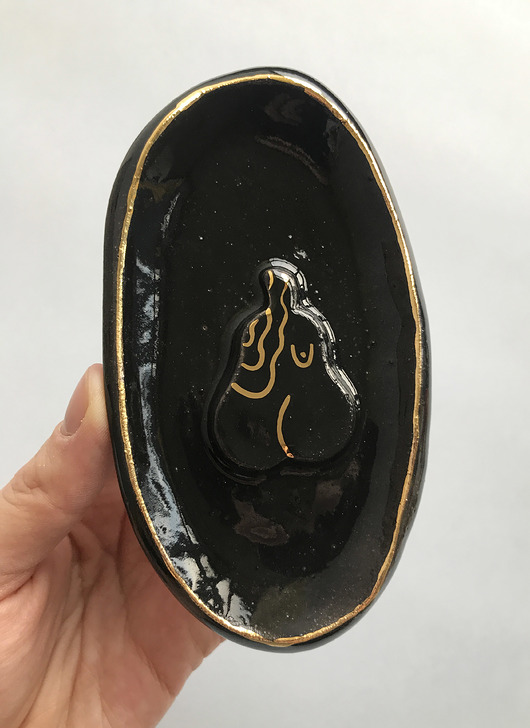 Ceramiczny czarny talerzyk z Panią ELEMTHEBRAND