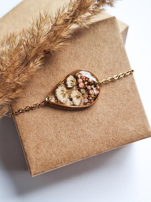 bransoletki z żywicy Bransoletka z żywicy łezka kwiaty białej gipsówki i ozothumnusa