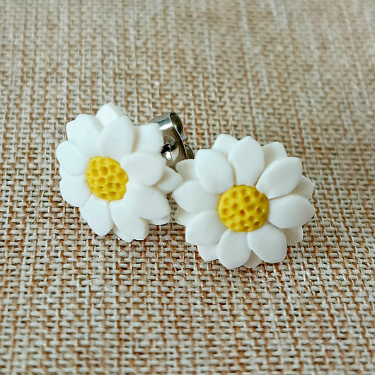 kolczyki z masy plastycznej Romantyczne kolczyki stokrotki z modeliny