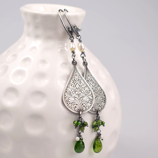 kolczyki wire wrapping Rysunki na srebrze - srebrne kolczyki z apatytem, diopsydem i perłami