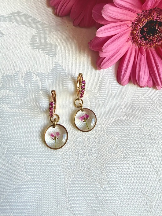 kolczyki z żywicy Eleganckie kolczyki koła z prawdziwą Smagliczką i różowymi cyrkoniami