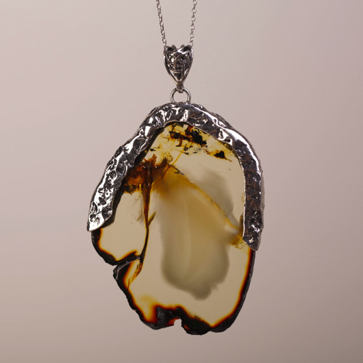 wisiory Wisior z plastra naturalnego bursztynu bałtyckiego