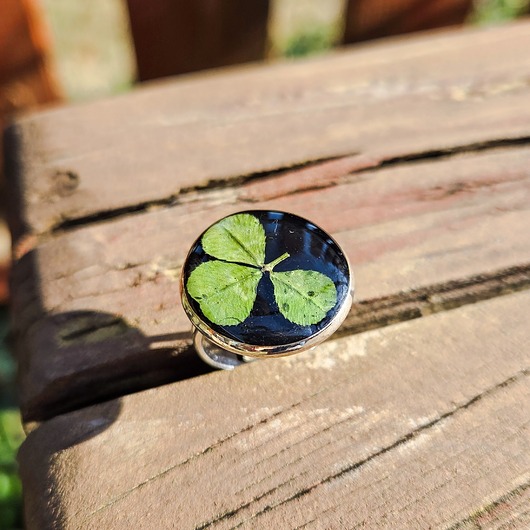 pierścionek z żywicy Pierścionek z koniczyną