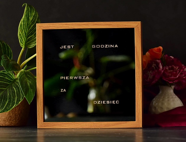 zegary Word Clock - polski zegar słowny (brązowa ramka z lustrem)