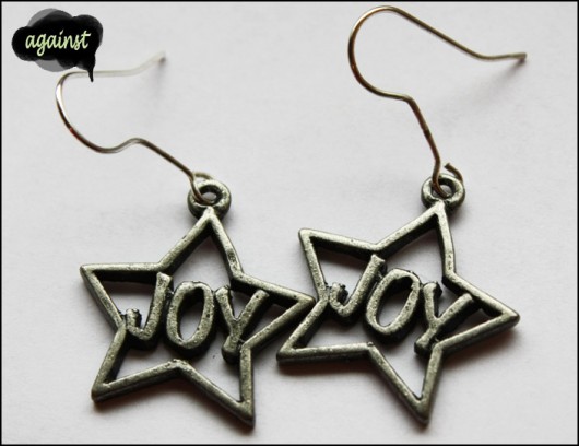 KOLCZYKI SWIATECZNE - JOY against