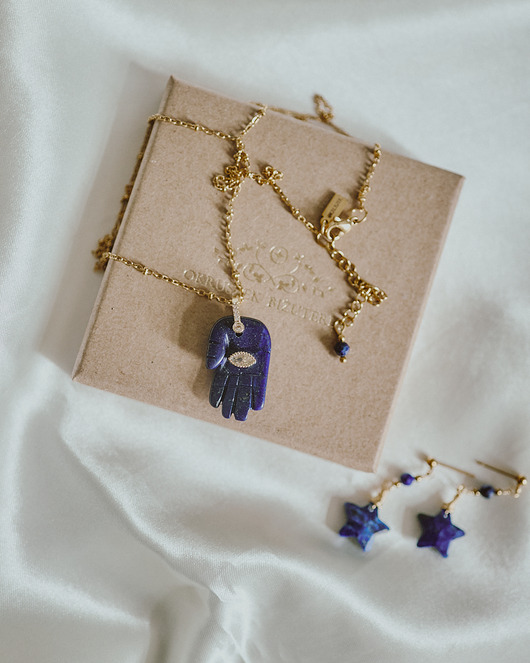 wisiory Naszyjnik Mana, dłoń z lapis lazuli