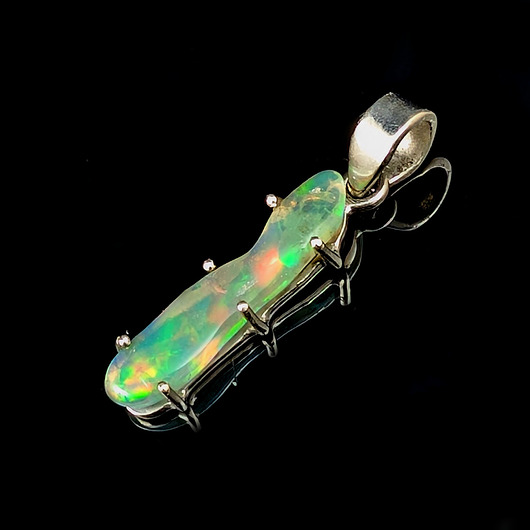 wisiory Z oryginalnym opalem