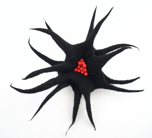 Lekka Filcowa Broszka : Black Jackie filcant