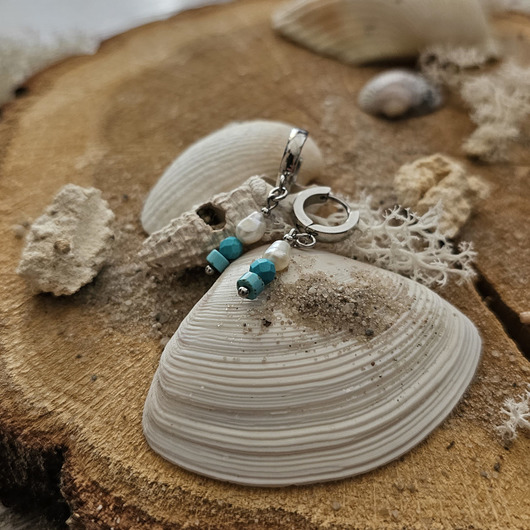 kolczyki z kamieniami Kolczyki z magnezytem, howlitem i perłą