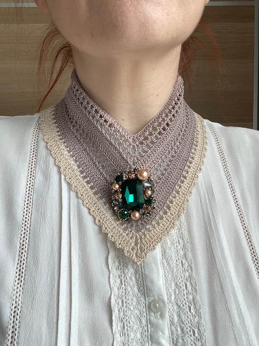 chokery Beżowy koronkowy retro naszyjnik z piękną broszą