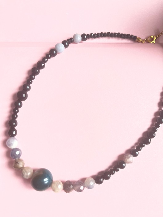 chokery Choker z koralikami i jadeitami