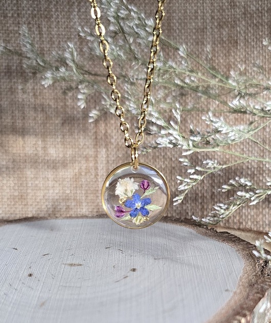 wisiory Łąka kwiatowa różowa zawieszka złoty wisiorek kwiaty niezapominajka