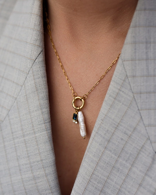 bransoletki - inne Złoty naszyjnik z naturalną perłą i cyrkoniami ze stali chirurgicznej