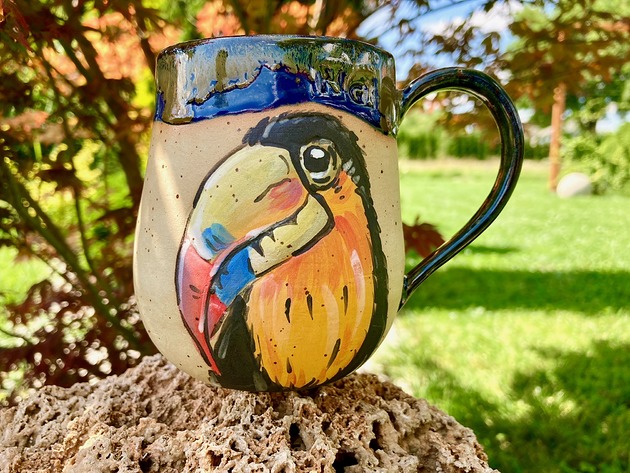 Kubek ręcznie malowany "Tukan" NG Autorska bizuteria ceramiczna