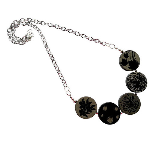 korale Naszyj. kwiatowe motywy