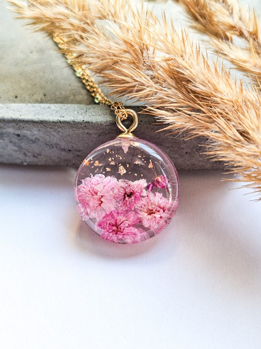 wisiory Wisiorek z żywicy różowa gipsówka