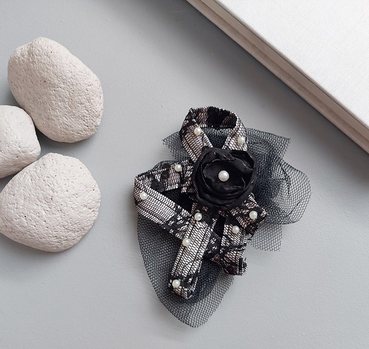 broszki Czarny kwiat w tiulach - broszka