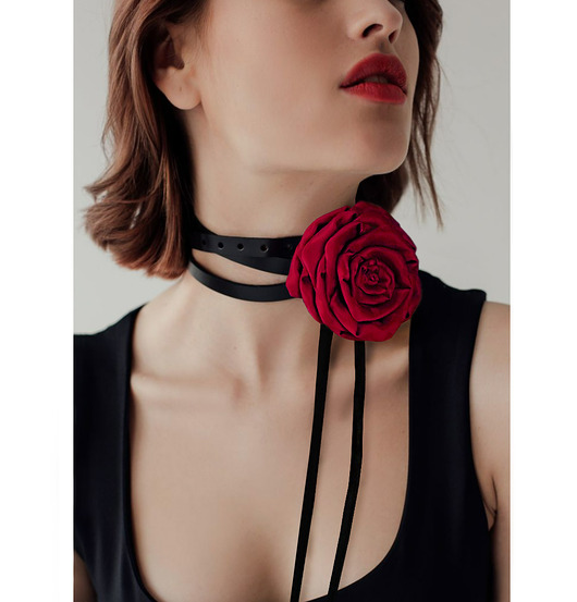gumki do włosów Jedwabny choker z  różą, czerwony na czarnym pasku