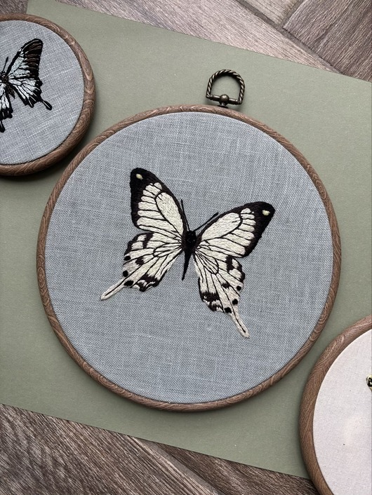 inne Haftowany motyl w tamborku