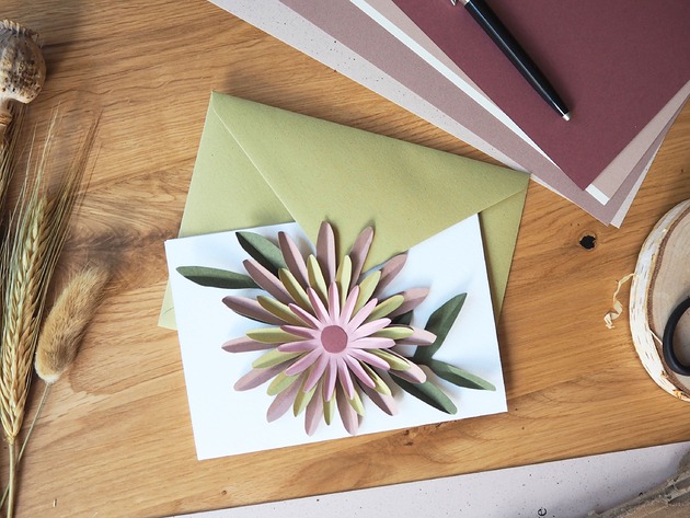 kartki scrapbooking Kartka z papierowym kwiatem oliwka