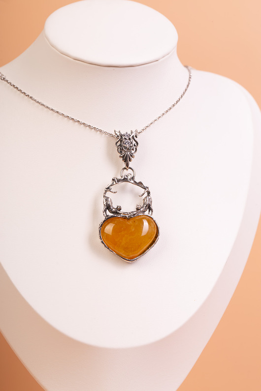 wisiory Srebrny wisiorek z kotkami i bursztynem bałtyckim miodowym