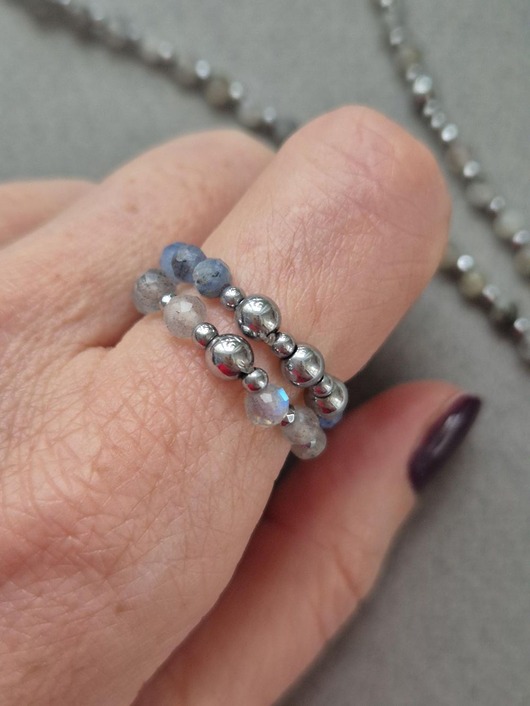 pierścionki elastyczne Zestaw srebrnych pierścionków z labradorytów, szafirów i hematytów