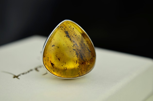 pierścionki srebrne Duży pierścionek ze słonecznym bursztynem